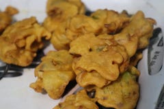 Indische pakoda van Voedselsnacks op plaat stock foto's Indische pakoda van Voedselsnacks op plaat stock foto's