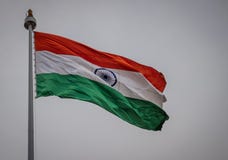 Indische Staatsflagge, die in den Himmel wellenartig bewegt lizenzfreie stockfotografie Indische Staatsflagge, die in den Himmel wellenartig bewegt lizenzfreie stockfotografie