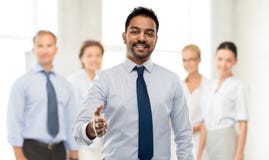 Indischer Geschäftsmann, der Hand für Händedruck ausdehnt lizenzfreies stockfoto Indischer Geschäftsmann, der Hand für Händedruck ausdehnt lizenzfreies stockfoto