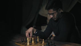 Indischer Mann in den Gläsern trifft seine Maßnahme in der Schach-Partei und den Wundern stock footage Indischer Mann in den Gläsern trifft seine Maßnahme in der Schach-Partei und den Wundern stock footage