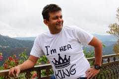 Indischer Mann in Kasauli, Hügelstation, das Tal betrachtend Morgenansicht genießend lizenzfreies stockfoto Indischer Mann in Kasauli, Hügelstation, das Tal betrachtend Morgenansicht genießend lizenzfreies stockfoto