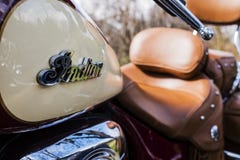 Indisches Motorradlogo auf Weinleseartmotorrad lizenzfreie stockfotos Indisches Motorradlogo auf Weinleseartmotorrad lizenzfreie stockfotos