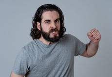 Indiv?duo louco e agressivo em express?es faciais e em emo??es humanas negativas fotos de stock Indiv?duo louco e agressivo em express?es faciais e em emo??es humanas negativas fotos de stock