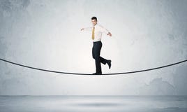 Indivíduo das vendas que equilibra na corda apertada imagens de stock Indivíduo das vendas que equilibra na corda apertada imagens de stock