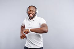 Indivíduo feliz que aprecia a música dos fones de ouvido foto de stock Indivíduo feliz que aprecia a música dos fones de ouvido foto de stock