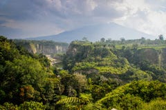 Indonesiens erstaunliche Regenwald Sumatra-Insel, Vulkan und starke Wolken lizenzfreies stockfoto Indonesiens erstaunliche Regenwald Sumatra-Insel, Vulkan und starke Wolken lizenzfreies stockfoto