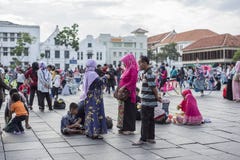 Indonezyjscy ludzie one cieszą się przy Fatahillah kwadratem w Dżakarta obraz stock Indonezyjscy ludzie one cieszą się przy Fatahillah kwadratem w Dżakarta obraz stock