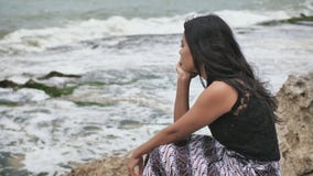 Indonezyjska dziewczyna smutna na skalistym brzeg wyspa Bali zbiory Indonezyjska dziewczyna smutna na skalistym brzeg wyspa Bali zbiory