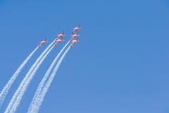 Indonezyjskiej siły powietrzne Jupiter Aerobatic drużyna przy Singapur Airshow zdjęcie stock Indonezyjskiej siły powietrzne Jupiter Aerobatic drużyna przy Singapur Airshow zdjęcie stock