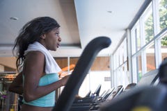 Indoors gym portret młody atrakcyjnej i pięknej czarnej afro Amerykańskiej sporty kobiety stażowy kieratowy działający trening pr zdjęcia stock Indoors gym portret młody atrakcyjnej i pięknej czarnej afro Amerykańskiej sporty kobiety stażowy kieratowy działający trening pr zdjęcia stock