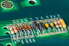 Induktory, capacitors, oporniki i diody na PCB, zdjęcia stock Induktory, capacitors, oporniki i diody na PCB, zdjęcia stock