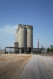 Industrianläggning på en himmelbakgrund En enorm byggnad och en fabriksskorsten av en mejerifabrik många begreppsekologibilder me Arkivfoton Industrianläggning på en himmelbakgrund En enorm byggnad och en fabriksskorsten av en mejerifabrik många begreppsekologibilder me Arkivfoton