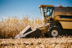 Industrieel maaidorser die op de gebieden werken Landbouwlandbouwer die met maaimachinemachines werken stock fotografie Industrieel maaidorser die op de gebieden werken Landbouwlandbouwer die met maaimachinemachines werken stock fotografie