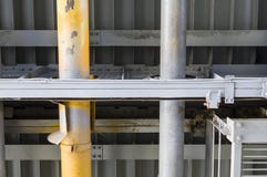 Industriell bro med rör Bakgrund royaltyfri fotografi Industriell bro med rör Bakgrund royaltyfri fotografi