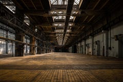Industriell inre av en gammal fabrik arkivbild Industriell inre av en gammal fabrik arkivbild