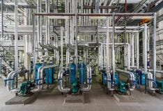 Industriell kokkärlinre med massor av rör, pumpar och ventiler arkivfoto Industriell kokkärlinre med massor av rör, pumpar och ventiler arkivfoto
