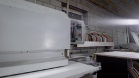 Industriell snickare som arbetar på kantrevärmaskinen på fabriken arkivfilmer Industriell snickare som arbetar på kantrevärmaskinen på fabriken arkivfilmer