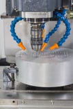 Industriell sterben die Metallform, die an hohe Präzision CNC-Maschine arbeitet stockfotos Industriell sterben die Metallform, die an hohe Präzision CNC-Maschine arbeitet stockfotos