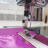 Industriell symaskincloseup, visare Closeup symaskinen och objektet av kläder Produktion av handgjorda påsar royaltyfri foto Industriell symaskincloseup, visare Closeup symaskinen och objektet av kläder Produktion av handgjorda påsar royaltyfri foto
