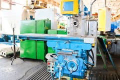 Industrielle Eisendrehbank für den Schnitt, Drehen von Billets von den Metallen, Holz und andere Materialien, drehend, Herstellun stockbilder Industrielle Eisendrehbank für den Schnitt, Drehen von Billets von den Metallen, Holz und andere Materialien, drehend, Herstellun stockbilder