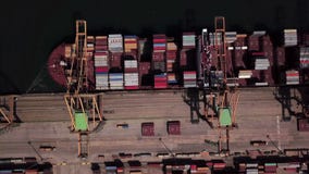 Industrielle Ladefläche mit Containerschiff im Dock am Hafen, Vogelperspektive stock footage Industrielle Ladefläche mit Containerschiff im Dock am Hafen, Vogelperspektive stock footage