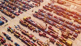 Industrielle Ladefläche mit Containerschiff im Dock am Hafen, Vogelperspektive stock video Industrielle Ladefläche mit Containerschiff im Dock am Hafen, Vogelperspektive stock video