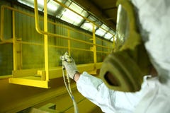 Industrielle malende Teile Der Maler malt das Eisenelement im Gelb lizenzfreie stockfotografie Industrielle malende Teile Der Maler malt das Eisenelement im Gelb lizenzfreie stockfotografie