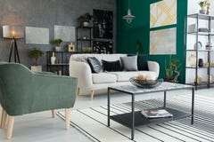 Industrielle Tabelle mit Marmortischplatte stockbild Industrielle Tabelle mit Marmortischplatte stockbild