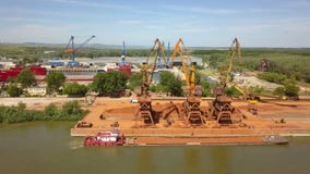 Industrieller Frachthafen mit dem Funktionieren streckt sich auf der Donau, Vogelperspektive stock video footage Industrieller Frachthafen mit dem Funktionieren streckt sich auf der Donau, Vogelperspektive stock video footage