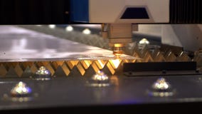 Industrieller Laser-Scherblock mit Funken Der programmierte Roboterkopf schneidet mit der Hilfe eines enormen Blattes der Metallt stock video Industrieller Laser-Scherblock mit Funken Der programmierte Roboterkopf schneidet mit der Hilfe eines enormen Blattes der Metallt stock video