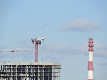 Industrielles Rohr des roten und weißen alten Ziegelsteines auf Hintergrund des blauen Himmels Das alte Bild des Industriekonzept stockfotografie Industrielles Rohr des roten und weißen alten Ziegelsteines auf Hintergrund des blauen Himmels Das alte Bild des Industriekonzept stockfotografie