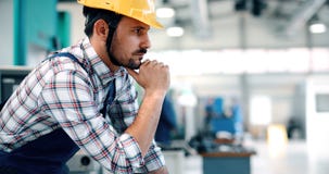 Industriële fabriekswerknemer die in metaal verwerkende industrie werken stock afbeeldingen Industriële fabriekswerknemer die in metaal verwerkende industrie werken stock afbeeldingen