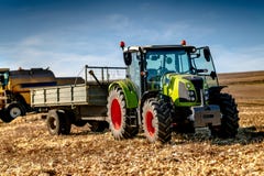 Industriële machines op landbouwgebieden - de Tractor, combineert en landbouwers die de gebieden werken stock foto Industriële machines op landbouwgebieden - de Tractor, combineert en landbouwers die de gebieden werken stock foto