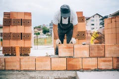 industriële metselaar die bakstenen installeren op bouwbouwterrein stock fotografie industriële metselaar die bakstenen installeren op bouwbouwterrein stock fotografie