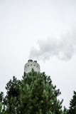 Industriële schoorsteen met rook met boom in de voorzijde stock afbeeldingen Industriële schoorsteen met rook met boom in de voorzijde stock afbeeldingen