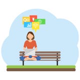 Indépendant de femme s'asseyant avec un ordinateur portable en parc La femme s'asseyent sur le banc et travaillent derrière un or illustration de vecteur Indépendant de femme s'asseyant avec un ordinateur portable en parc La femme s'asseyent sur le banc et travaillent derrière un or illustration de vecteur