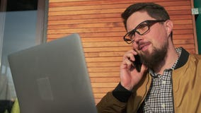 Indépendant parlant au téléphone banque de vidéos Indépendant parlant au téléphone banque de vidéos