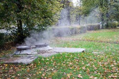 Ineffektivt bruk av energi i form av att röka brunnar arkivfoton Ineffektivt bruk av energi i form av att röka brunnar arkivfoton