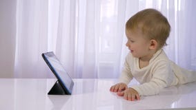 Infanzia felice, fumetti di sorveglianza del bambino moderno sulla compressa nella stanza luminosa archivi video Infanzia felice, fumetti di sorveglianza del bambino moderno sulla compressa nella stanza luminosa archivi video
