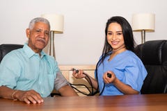 Infermiere Assisting Elderly Patient di sanit? domestica fotografia stock libera da diritti Infermiere Assisting Elderly Patient di sanit? domestica fotografia stock libera da diritti