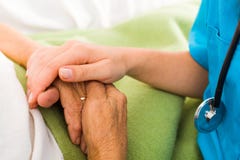 Infermieri che aiutano gli anziani