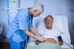 Infirmière examinant un patient photographie stock libre de droits Infirmière examinant un patient photographie stock libre de droits