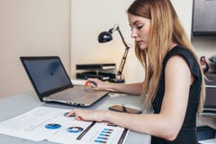 Informe financiero del readind femenino de la empresaria que analiza las estadísticas que señalan en el gráfico de sectores que t fotos de archivo libres de regalías Informe financiero del readind femenino de la empresaria que analiza las estadísticas que señalan en el gráfico de sectores que t fotos de archivo libres de regalías