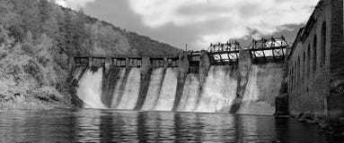 Infrarotfoto in B&W Wasserkraftwerk u. x22; Thresholds& x22;: das Panorama der Verdammung unter dem Abflusskanal stockfoto Infrarotfoto in B&W Wasserkraftwerk u. x22; Thresholds& x22;: das Panorama der Verdammung unter dem Abflusskanal stockfoto