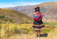 Infödd Quechua flicka i den sakrala dalen, Cusco, Peru royaltyfria foton Infödd Quechua flicka i den sakrala dalen, Cusco, Peru royaltyfria foton