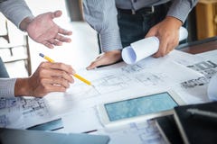 Ing?nierie ou architecte de construction discuter un mod?le tout en v?rifiant l'information sur dessiner et esquisser, se r?uniss photo stock Ing?nierie ou architecte de construction discuter un mod?le tout en v?rifiant l'information sur dessiner et esquisser, se r?uniss photo stock