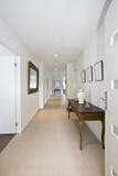 Ingangszaal aan modieus eigentijds huis royalty-vrije stock afbeelding Ingangszaal aan modieus eigentijds huis royalty-vrije stock afbeelding