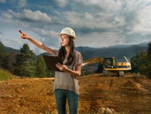 Ingeniero de sexo femenino en emplazamiento de la obra fotografía de archivo Ingeniero de sexo femenino en emplazamiento de la obra fotografía de archivo