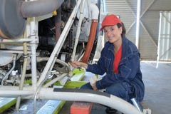 Ingeniero de sexo femenino que trabaja en sala de control de la temperatura imagen de archivo libre de regalías Ingeniero de sexo femenino que trabaja en sala de control de la temperatura imagen de archivo libre de regalías