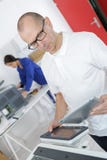 Ingeniero de sexo masculino experto que usa la impresión imagenes de archivo Ingeniero de sexo masculino experto que usa la impresión imagenes de archivo